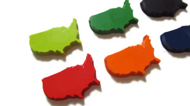 Here are some DIY recycled 4th of July crafts for you to make and enjoy. These crafts feature things you can recycle, which saves you money. It also makes them more unique and fun! These USA crayon party favors will make your guests so happy! 