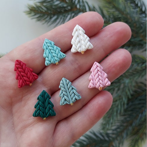 Pendientes de árbol de Navidad, hechos a mano con arcilla trenzada, ideales para las fiestas navideñas.
