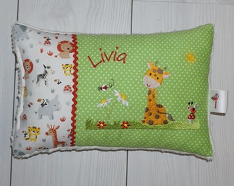 personalisierte Kissen, Namenskissen, Kissen mit Namen -  Stickmotiv kleine Giraffe & Name 25x35 cm, Hülle und Inlett