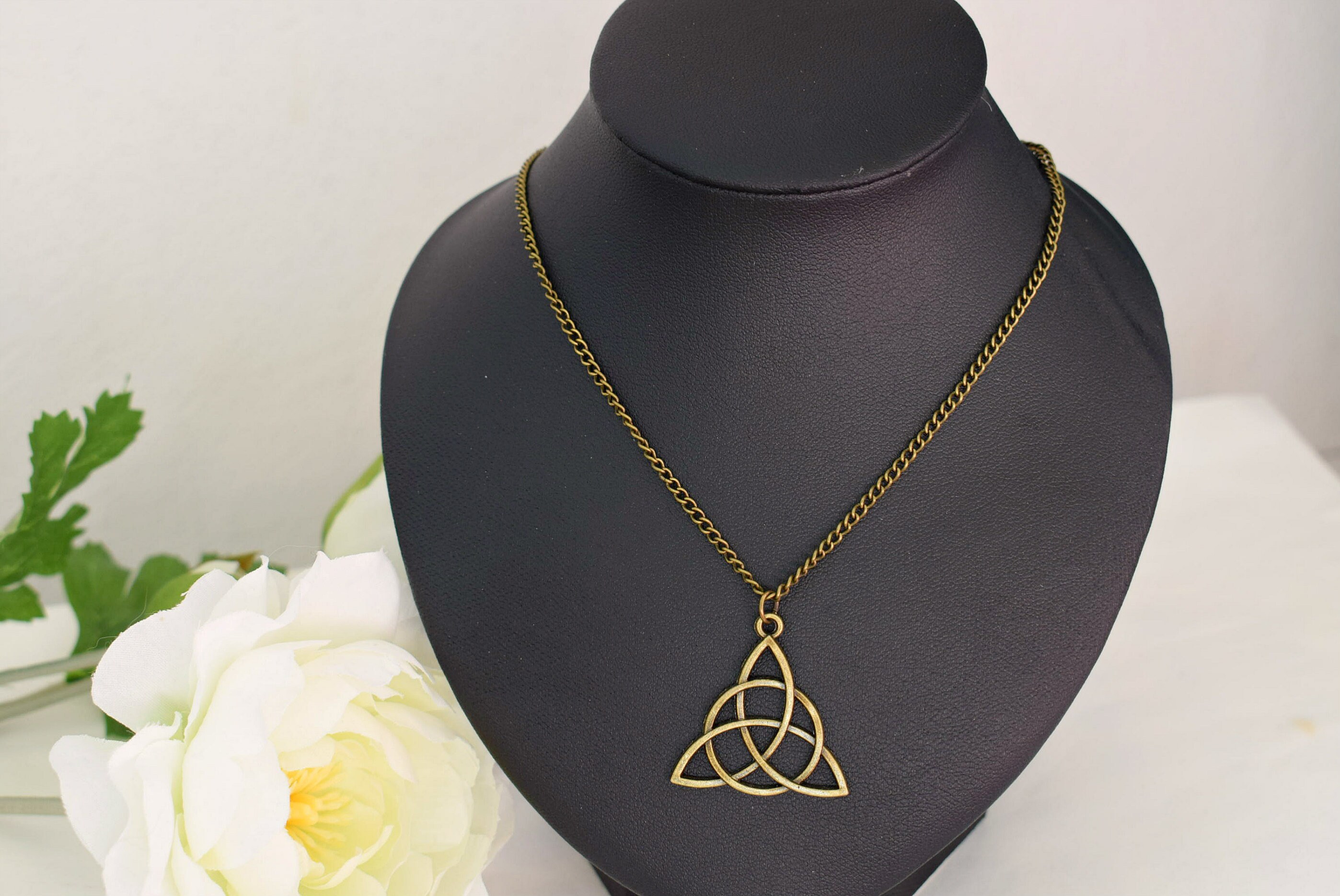 Collar triquetra Clearance