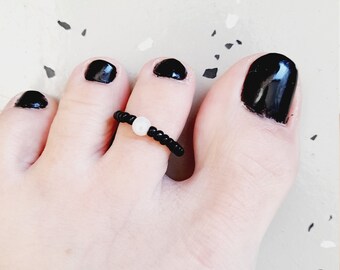 Black Toe Ring | Seed Bead Toe Ring | Elastic Toe Ring | Black and White Toe Ring | Minimalist Ring