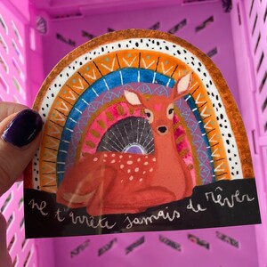 Sticker en Vinyle 'Biche arc-en-ciel' - Autocollant en vinyle - Biche avec citation - Ne t'arrête jamais de rêver
