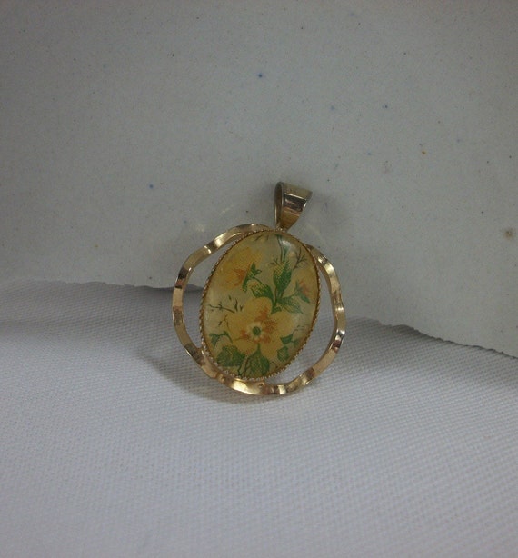 Goldtone and Resin Floral Pendant 1950s - image 1