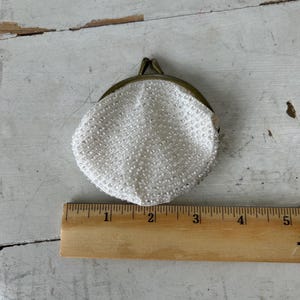 Portmonetka z koralikami, moda lat 50. i 60. XX wieku na specjalne okazje