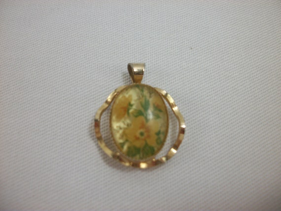 Goldtone and Resin Floral Pendant 1950s - image 4