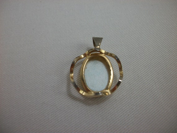 Goldtone and Resin Floral Pendant 1950s - image 3