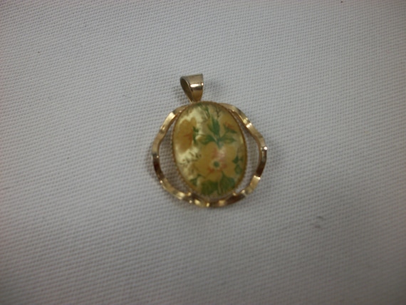 Goldtone and Resin Floral Pendant 1950s - image 2