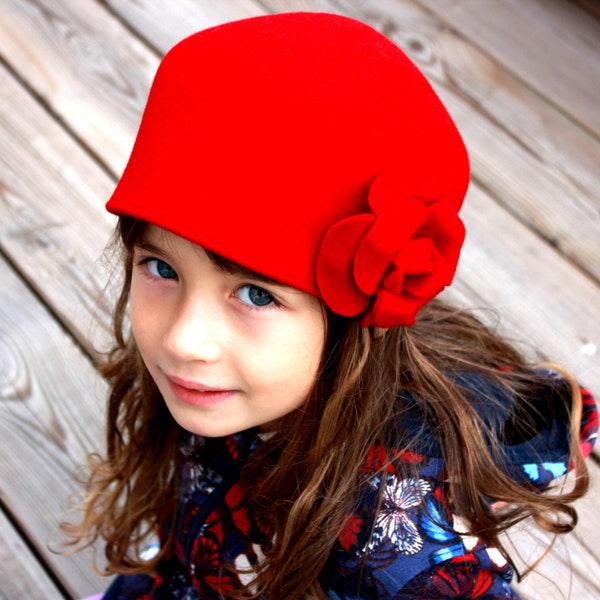 Chapeau rouge d’hiver de filles, chapeau de cloche de feutre de laine, chapeau de mode de filles, chapeau de casque rouge, chapeau d’hiver d’enfant en bas âge, chapeau de petite fille, chapeau fait sur mesure, vintage