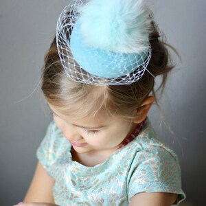 Mini cappello bimba, cappellino con pompom immagine 3