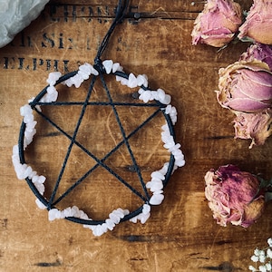 Pentacle noir avec cristaux de quartz rose - Décor de sorcellerie - Décor d&#39;autel de pentagramme - Cristaux de guérison Tenture murale de sorcellerie