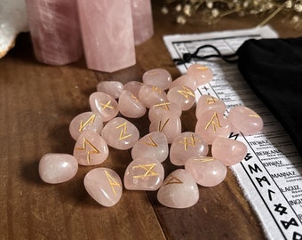Rosenquarz Runen Set - Futhark Runen - Rosa Kristall Runen - Ritual Werkzeuge - Hexen Dekor - Geschenk - Wahrsagen -
