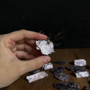 Fatia de lepidolita crua - Laje de cristal de lepidolita áspera - Cristal de cura - Placa de mica roxa - Livro de lepidolita