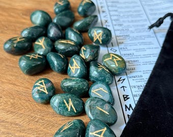 Blutstein-Runenset – Ältere Futhark-Runen mit Goldtinte, heidnisches Geschenk, Wahrsagerei, Wikinger-Runen