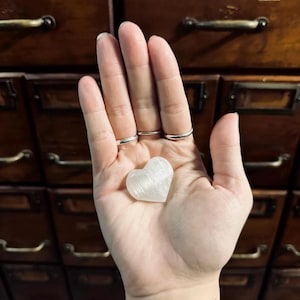 Pequeño corazón hinchado de selenita - Cristal curativo metafísico, regalo de cristal, pequeño corazón de cristal