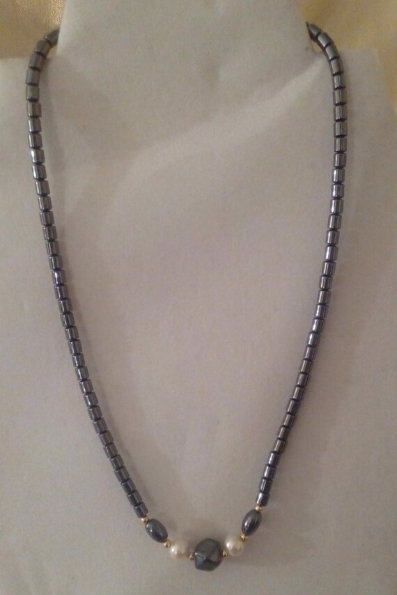 Vintage 1970's hematite and pearl single strand ch