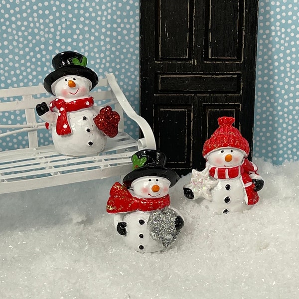 ONE Miniature Snowman, Christmas Miniatures, dollhouse miniatures, fairy garden accessories, mini snowman, Christmas minis