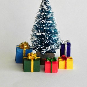 Christmas Miniatures, Gift Packages SET of 5 micro mini packages, dollhouse miniatures, fairy garden accessories
