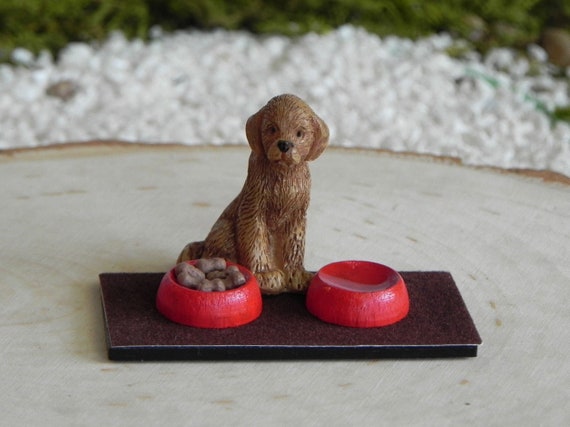 Miniature Dog House with Dog Bowl & Dog Food 1:12 Scale Dollhouse Furniture  Accessories Wooden Pet House Set Garden Scene Decoration Ornaments (Red)