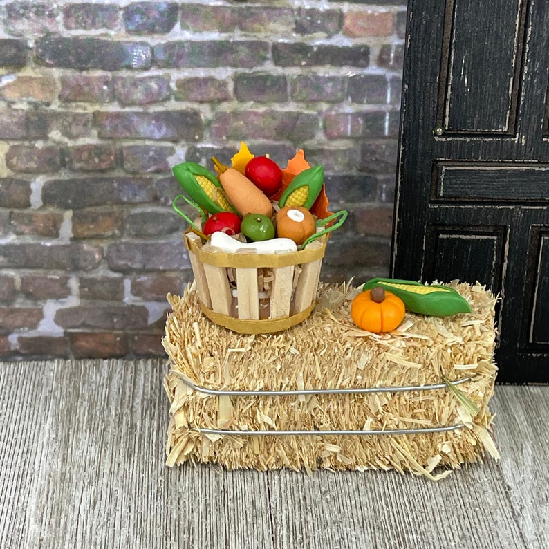 Miniature Harvest Basket, Fall miniatures, Mini Bushel Basket, Autumn Miniatures, Dollhouse Miniatures, Tiered Tray Decor, Mini Hay Bale bild 1