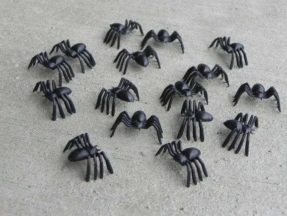 Black best sale plastic spiders