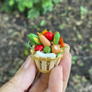 Miniature Harvest Basket, Fall miniatures, Mini Bushel Basket, Autumn Miniatures, Dollhouse Miniatures, Tiered Tray Decor, Mini Hay Bale bild 3