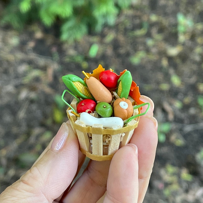 Miniature Harvest Basket, Fall miniatures, Mini Bushel Basket, Autumn Miniatures, Dollhouse Miniatures, Tiered Tray Decor, Mini Hay Bale bild 3