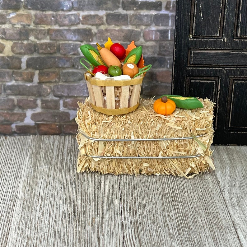 Miniature Harvest Basket, Fall miniatures, Mini Bushel Basket, Autumn Miniatures, Dollhouse Miniatures, Tiered Tray Decor, Mini Hay Bale bild 4
