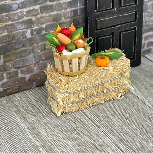 Miniature Harvest Basket, Fall miniatures, Mini Bushel Basket, Autumn Miniatures, Dollhouse Miniatures, Tiered Tray Decor, Mini Hay Bale bild 8