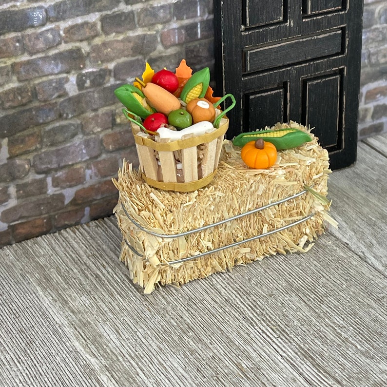 Miniature Harvest Basket, Fall miniatures, Mini Bushel Basket, Autumn Miniatures, Dollhouse Miniatures, Tiered Tray Decor, Mini Hay Bale bild 8
