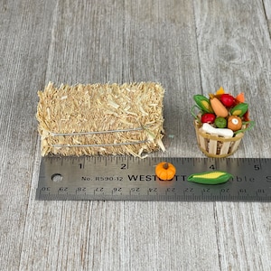 Miniature Harvest Basket, Fall miniatures, Mini Bushel Basket, Autumn Miniatures, Dollhouse Miniatures, Tiered Tray Decor, Mini Hay Bale bild 2