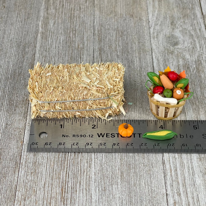Miniature Harvest Basket, Fall miniatures, Mini Bushel Basket, Autumn Miniatures, Dollhouse Miniatures, Tiered Tray Decor, Mini Hay Bale bild 2