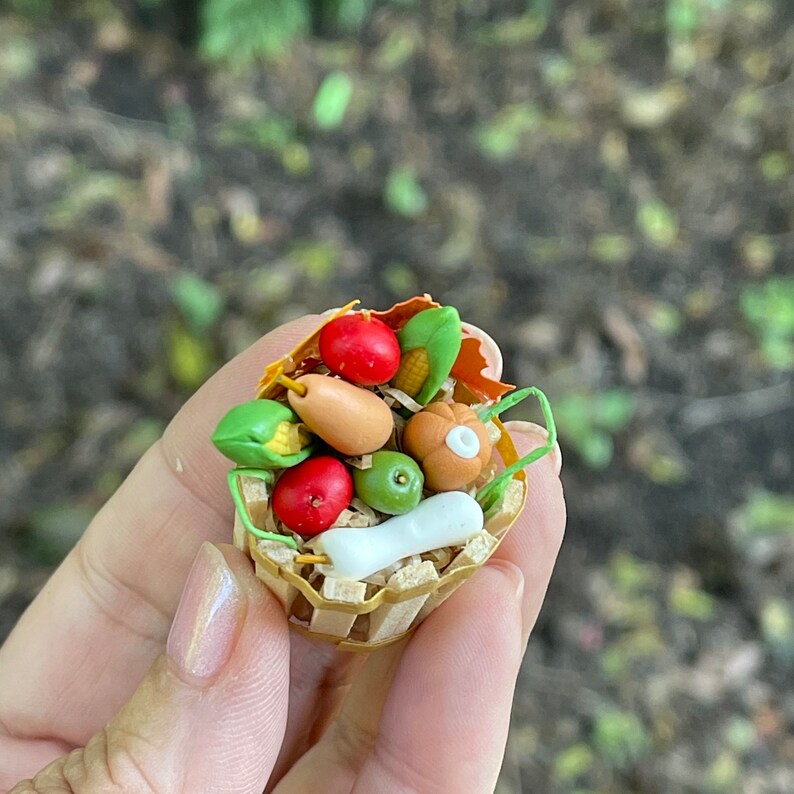 Miniature Harvest Basket, Fall miniatures, Mini Bushel Basket, Autumn Miniatures, Dollhouse Miniatures, Tiered Tray Decor, Mini Hay Bale bild 9