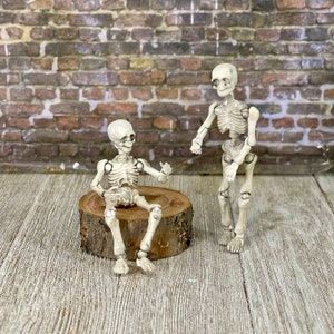Miniature Skeleton, Poseable Skeleton, Wood Slice, Halloween Miniatures, Diorama Haunted Spooky Dollhouse Miniature, Jointed Figurine Small