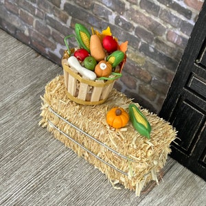 Miniature Harvest Basket, Fall miniatures, Mini Bushel Basket, Autumn Miniatures, Dollhouse Miniatures, Tiered Tray Decor, Mini Hay Bale bild 7