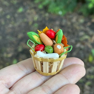 Miniature Harvest Basket, Fall miniatures, Mini Bushel Basket, Autumn Miniatures, Dollhouse Miniatures, Tiered Tray Decor, Mini Hay Bale bild 5