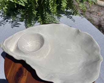 Plato para ostras Beatriz Ball con salsa para patatas fritas, bandeja de cerámica blanca con forma de concha, decoración costera.
