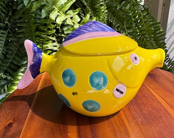 Tetera vintage con forma de pez amarillo – Cerámica colorida pintada a mano – Decoración costera