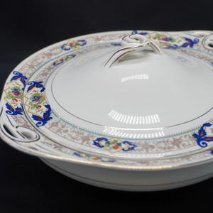 Puede incluir: Un juego de tres tazas de cerámica con un acabado mate moteado. Las tazas son en tonos crema, gris claro y gris oscuro. Cada taza tiene un diseño simple y minimalista y un asa redondeada. Para café o té.