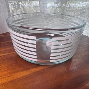 Vintage Pyrex White Stripes Mixing Bowl – 1 Qt Clear Glass Retro Kitchenware, Model 7201