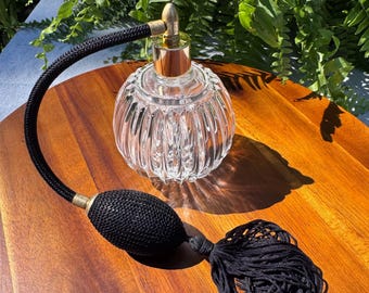 Atomizador de perfume vintage I.W. de cristal de arroz (años 50-60), vidrio estriado con bomba de borla negra.