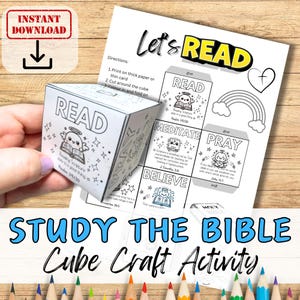 Op de afbeelding: Een printbare zwart-wit knutselactiviteit voor kinderen om de Bijbel te leren kennen. De activiteit bevat een kubus met zes zijden, elk met een ander Bijbelvers en een schattige illustratie. De kubus is gelabeld met "Lees, Mediteer, Bid, Geloof, Heilig en Bestudeer de Bijbel".