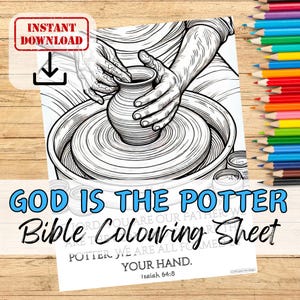 Puede incluir: Una página para colorear en blanco y negro que representa a un alfarero dando forma a la arcilla en un torno de alfarería. El texto "GOD IS THE POTTER" está en la parte superior de la página, y el texto "Bible Coloring Sheet" está debajo de la imagen. El texto "POTTER, WE ARE ALL FORMED IN YOUR HAND. Isaiah 64:8" está en la parte inferior de la página.