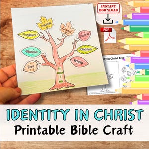 Può includere: Un lavoretto biblico stampabile intitolato "Identità in Cristo" presenta un albero con foglie etichettate "Prezioso", "Amato", "Forte", "Scelto", "Intero", "Libero", "Benedetto" e "Perdonato". L'immagine include un'icona di download PDF.