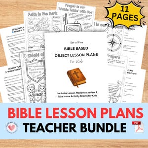 Może przedstawiać: Zestaw planów lekcji biblijnych dla dzieci, z tytułem "Bible Based Object Lesson Plans For Kids". Obraz zawiera 11 stron z lekcjami i arkuszami ćwiczeń. Tekst "Bible Lesson Plans Teacher Bundle" znajduje się na dole.