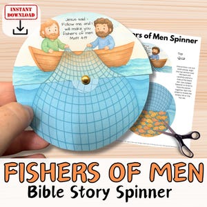 Könnte beinhalten: Ein farbenfrohes "Fishers of Men" Bibel-Story-Spinner-Spielzeug. Die obere Hälfte zeigt zwei Männer in einem Boot mit einem Netz und dem Text "Jesus said - Follow me, and I will make you fishers of men Matt 4:19". Die untere Hälfte ist ein blaues Netzdesign.
