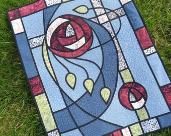 Gebrandschilderde patchwork muurdecoratie in blauwachtige grijstinten en kastanjebruin - geïnspireerd door Rennie MacIntosh