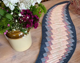 Handgemaakte batik tafelloper - modern patchwork decorontwerp, grijs / roze