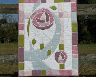 Gebrandschilderde patchwork muurhanger in zachtroze met zilver - Rennie MacIntosh