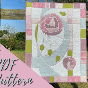 Op de afbeelding: Een PDF-patroon voor een quilt met een glas-in-loodontwerp met een roos, bladeren en geometrische vormen in tinten roze, groen en blauw.