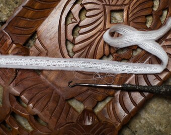 Swiss Broderie Insertion (SE516INS195) 5/16 » (photo en blanc)